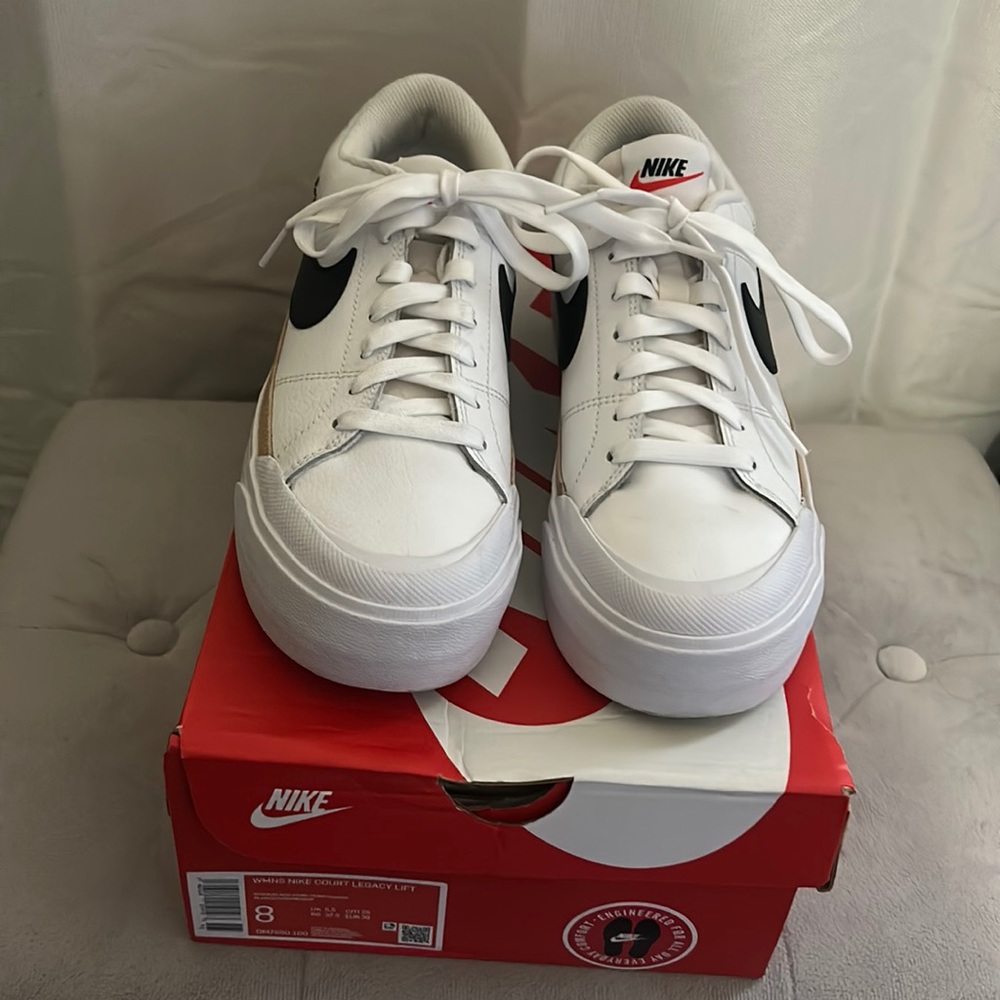 NIKE WOMANS COURT LEGACY LIFT
